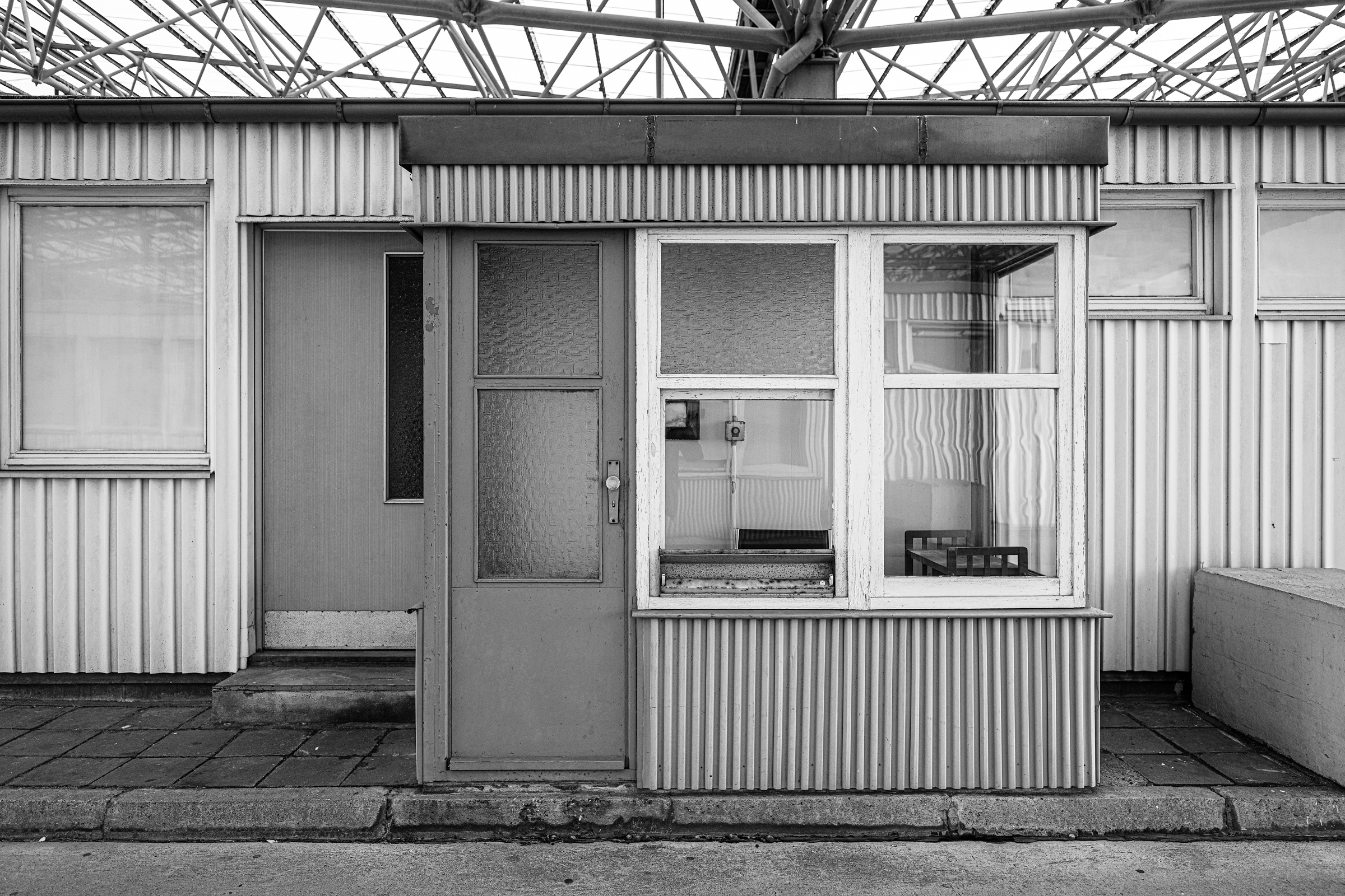 Front view of a checkpoint booth beneath a steel roof, Marienborn, 2023